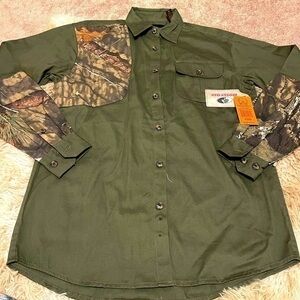 NWT Men’s Mossy Oak long sleeve button up Size Med